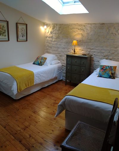 Chambre n°2 avec 2 lits 80x200, les lits sont faits à votre arrivée (possibilité de 160x200 sur demande)
